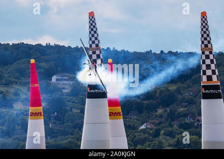ZAMARDI/UNGARN - 13. JULI 2019: Ben Murphy mit N 540 BM Zivko Edge 540 und fliegen über den Balaton in Tihany in Zamardi Stadt für Red Bull Stockfoto