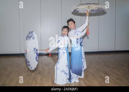 London, Großbritannien. 20 Sep, 2019. Cao Mei Lifrom China der Huaying alten Rhythmus Kunst Truppe bringen Huaying alten Reim auf die chinesisch-britischen Cultural Exchange Tour, bei Chingford Masonic Hall am 20. September, London, UK. Bild Capital/Alamy leben Nachrichten Stockfoto