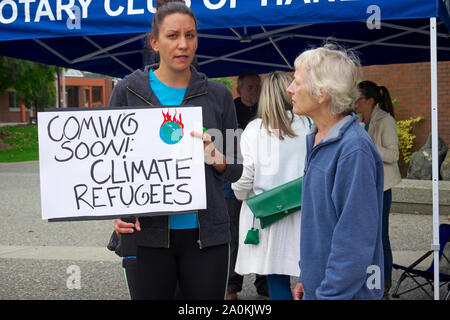 Schild „Coming Soon Climate Refugees“, gehalten von einer jungen Frau beim ClimateStrike in Downtown Maple Ridge, B. C., Kanada. 20. September 2019. Stock Foto. Stockfoto