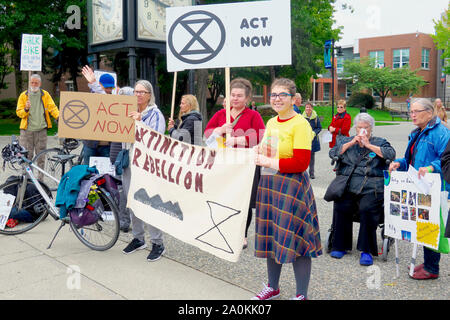 Picketers bei einer ClimateStrike-Rallye in der Innenstadt von Maple Ridge, B. C., Kanada. Stock Foto. Stockfoto