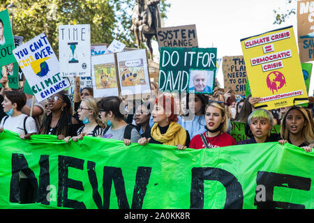 London, Großbritannien. 20. September, 2019. Studenten und Klima Aktivisten, darunter Anna Taylor, Mitgründer der britischen Schüler Klima Netzwerk, März während des zweiten globalen Klima Streik aus Protest gegen die mangelnde dringende Maßnahmen, die von der britischen Regierung die globale Klimakrise zu bekämpfen. Das globale Klima Streik wuchs aus der Freitag für die zukünftige Bewegung und ist in Großbritannien durch die britische Schüler Klima Netzwerk organisiert. Credit: Mark Kerrison/Alamy leben Nachrichten Stockfoto