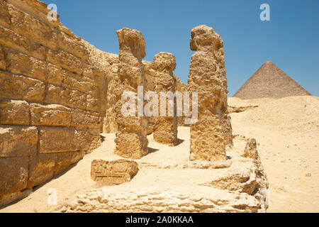 Cheops Pyramide ist aus alten Ruinen gesehen. Säulen und Stein Fragment mit ägyptischen Hieroglyphen Stockfoto