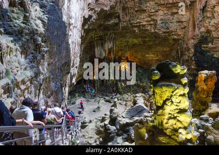 Rome, Italien - 26 AUGUST 2017: Eingang der Grotten von Castellana in Süditalien Stockfoto