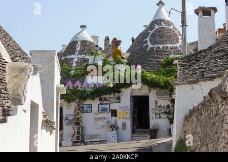 ALBEROBELLO, Italien - 28 AUGUST 2017: Traditionelle Geschäfte in der historischen Stadt Alberobello, Italien Stockfoto