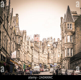 Edinburgh, Schottland, 27. August 2019. Touristen, die in historischen Cockburn Street, Altstadt Stockfoto