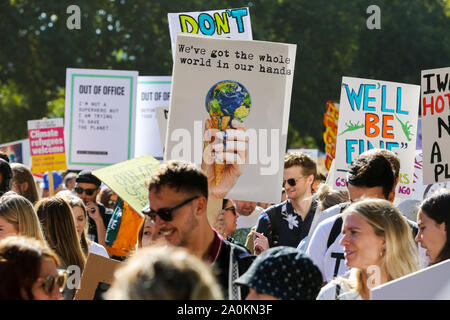 London, Großbritannien. 21. Juli, 2019. Die Demonstranten halten Plakate hoch, während der Demonstrationen. Hunderte von jungen Menschen weltweit Hand in Hand in die Dritte derartige weltweite globale Klima Streik und es ist der größte Tag der Demonstrationen in der Geschichte sein wird. Credit: Dinendra Haria/SOPA Images/ZUMA Draht/Alamy leben Nachrichten Stockfoto