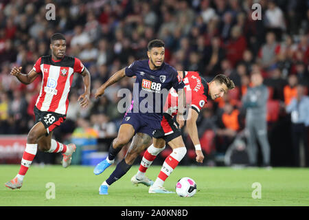 Southampton, Großbritannien. 20. Sep 2019. Bournemouth Callum Wilson in Aktion mit der Southampton Jan Bednarek beim Premier League Spiel zwischen Southampton und Bournemouth an der St. Mary's Stadium, Southampton am Freitag, dem 20. September 2019. (Credit: Jon Bromley | MI Nachrichten) das Fotografieren dürfen nur für Zeitung und/oder Zeitschrift redaktionelle Zwecke verwendet werden, eine Lizenz für die gewerbliche Nutzung Kreditkarte erforderlich: MI Nachrichten & Sport/Alamy leben Nachrichten Stockfoto