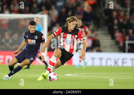 Southampton, Großbritannien. 20. Sep 2019. Von Southampton Jannik Vestergaard und Dominic Solanke von Bournemouth während der Premier League Match zwischen Southampton und Bournemouth an der St. Mary's Stadium, Southampton am Freitag, dem 20. September 2019. (Credit: Jon Bromley | MI Nachrichten) das Fotografieren dürfen nur für Zeitung und/oder Zeitschrift redaktionelle Zwecke verwendet werden, eine Lizenz für die gewerbliche Nutzung Kreditkarte erforderlich: MI Nachrichten & Sport/Alamy leben Nachrichten Stockfoto