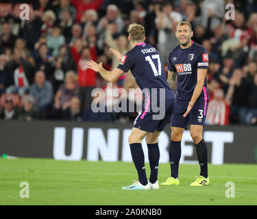 Southampton, Großbritannien. 20. Sep 2019. Jack Stacey und Steve Cook von Bournemouth während der Premier League Match zwischen Southampton und Bournemouth an der St. Mary's Stadium, Southampton am Freitag, dem 20. September 2019. (Credit: Jon Bromley | MI Nachrichten) das Fotografieren dürfen nur für Zeitung und/oder Zeitschrift redaktionelle Zwecke verwendet werden, eine Lizenz für die gewerbliche Nutzung Kreditkarte erforderlich: MI Nachrichten & Sport/Alamy leben Nachrichten Stockfoto