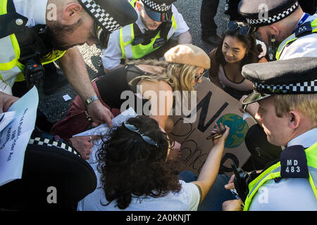 London, Großbritannien. 20. September, 2019. Die Metropolitan Police Officers Warnungen unter s 14 der öffentlichen Ordnung von 1986 Studenten blockieren Lambeth Brücke während des zweiten globalen Klima Streik aus Protest gegen die mangelnde dringende Maßnahmen, die von der britischen Regierung die globale Klimakrise zu bekämpfen. Das globale Klima Streik wuchs aus der Freitag für die zukünftige Bewegung und ist in Großbritannien durch die britische Schüler Klima Netzwerk organisiert. Credit: Mark Kerrison/Alamy leben Nachrichten Stockfoto