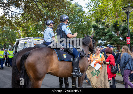 Sydney, weibliche Polizisten auf Pferden bieten Crowd control an der Sydney Klimawandel Streik Rallye in die Innenstadt von Sydney, Australien Stockfoto