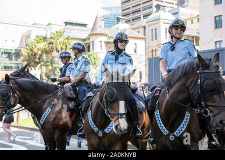 Sydney, weibliche Polizeibeamte auf Pferden sorgen bei der Sydney-Streikkundgebung im Stadtzentrum von Sydney, NSW, Australien, für die Kontrolle der Menschenmenge Stockfoto