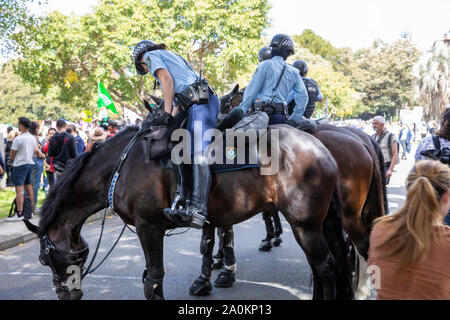 Sydney, weibliche Polizisten auf Pferden bieten Crowd control an der Sydney Klimawandel Streik Rallye in die Innenstadt von Sydney, Australien Stockfoto