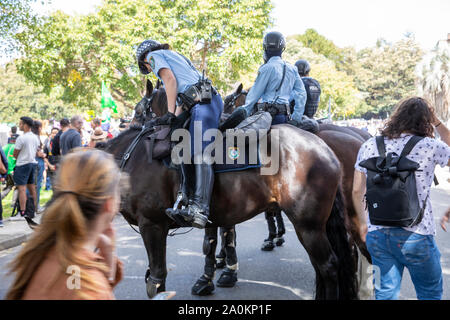 Sydney, weibliche Polizisten auf Pferden bieten Crowd control an der Sydney Klimawandel Streik Rallye in die Innenstadt von Sydney, Australien Stockfoto