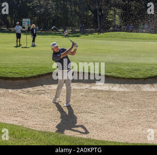 Wentworth Golf Club, Surrey, Großbritannien. 20. Sep 2019. 20. September 2019; Wentworth Club, Surrey, England; European Tour Golf, BMW PGA Championship Wentworth, zweite Runde; Lee Westwood (ENG) Splitterung von einem Bunker auf der Fahrrinne der 6 Loch Credit: Aktion Plus Sport Bilder/Alamy leben Nachrichten Stockfoto