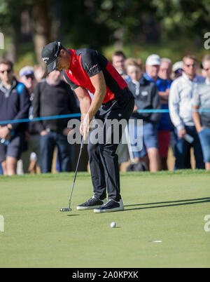 Wentworth Golf Club, Surrey, Großbritannien. 20. Sep 2019. 20. September 2019; Wentworth Club, Surrey, England; European Tour Golf, BMW PGA Championship Wentworth, zweite Runde; Danny Willett (ENG), den Ball in der 6. grüne Credit: Aktion Plus Sport Bilder/Alamy leben Nachrichten Stockfoto