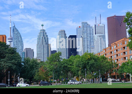 TORONTO - September 2019: ein Park in der Esplanade Wohngegend, mit der Downtown Financial District Skyline im Hintergrund. Stockfoto