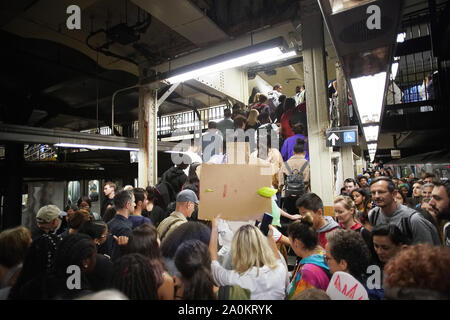 New York, Vereinigte Staaten. 20 Sep, 2019. Menschen verlassen Sie die U-Bahn an der Brooklyn Brücke stoppen und Zeichen an das globale Klima Streik März in New York City am Freitag, September 20, 2019. Das globale Klima Streik Aktionswoche mit weltweiten Streiks erwartet zu stoppen "business as usual" Im Angesicht der "Klima Notfall. Foto von John angelillo/UPI Quelle: UPI/Alamy leben Nachrichten Stockfoto