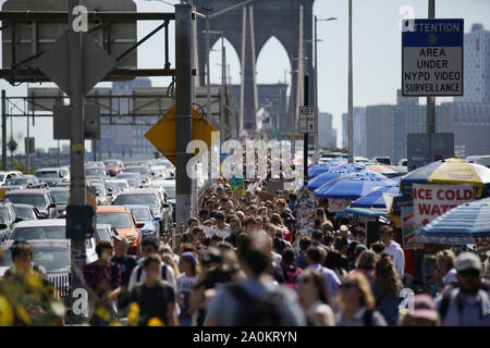 New York, Vereinigte Staaten. 20 Sep, 2019. Tausende von Menschen überqueren Sie die Brooklyn Bridge und einige halten Schilder, wie sie marschieren in Richtung des globalen Klimas Streik März in New York City am Freitag, 20. September 2019. Das globale Klima Streik Aktionswoche mit weltweiten Streiks erwartet zu stoppen "business as usual" Im Angesicht der "Klima Notfall. Foto von John angelillo/UPI Quelle: UPI/Alamy leben Nachrichten Stockfoto