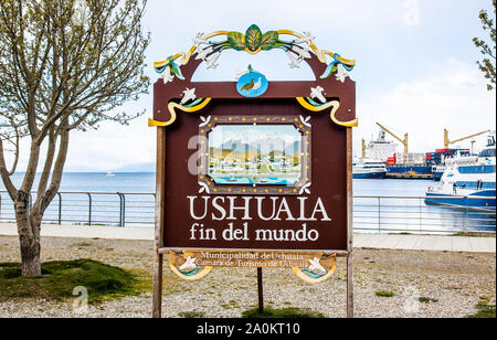 Zeichen in Ushuaia, der südlichsten Stadt der Welt, Werbung der Stadt am Ende der Welt, oder "Fin del Mundo". Stockfoto