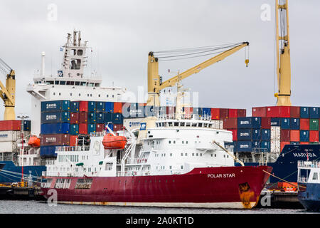 Die Expedition Cruise Ship Polar Star und liberianischer Flagge Cargo Container schiff Maruba Afrika teilen den Laderampen/Pier in Ushuaia, Argentinien Stockfoto