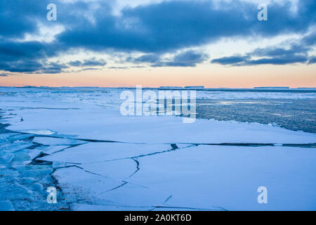 Gebrochen und das Abschmelzen des Meereises im Weddellmeer, Antarktis. Stockfoto