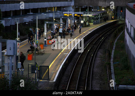 Pendler warten auf den Zug auf der Plattform des Gunnersbury Station, West London, England, Großbritannien Stockfoto