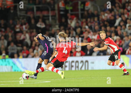 Southampton, Großbritannien. 20. Sep 2019. Von Southampton Jannik Vestergaard in Aktion mit Bournemouth Callum Wilson während der Premier League Match zwischen Southampton und Bournemouth an der St. Mary's Stadium, Southampton am Freitag, dem 20. September 2019. (Credit: Jon Bromley | MI Nachrichten) das Fotografieren dürfen nur für Zeitung und/oder Zeitschrift redaktionelle Zwecke verwendet werden, eine Lizenz für die gewerbliche Nutzung Kreditkarte erforderlich: MI Nachrichten & Sport/Alamy leben Nachrichten Stockfoto