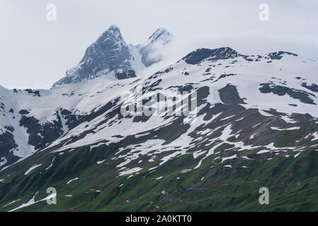Schneebedeckte Bergmassiv mit zwei Gipfeln hinter, die Oberseiten der Ushba Berg. Auf dem Trek von Mestia zu Mazeri (Becho). Georgien. Im Kaukasus. Stockfoto