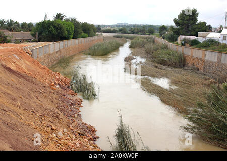 Der Fluss Segura im Südosten von Spanien wieder in ihren normalen Niveau nach dem massiven Gota Fria Sturm, wenn es die Ufer und verursachte einen großen Schaden. Stockfoto