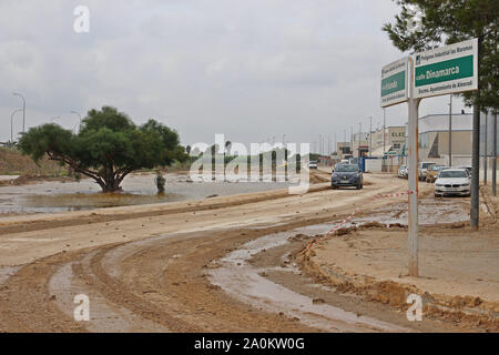 Almoradi, S. E. in Spanien. Eine massive clean up Kampagne erforderlich, um diese Industrial Estate wieder auf normal zu stellen nach der massiven Gota Fria Sturm im Sept. 2019. Stockfoto