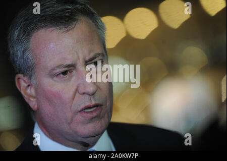 Manhattan, Vereinigten Staaten von Amerika. 31 Dez, 2008. NEW YORK, NY - 04. Dezember: New York City Bürgermeister Bill De Blasio spricht auf einer Pressekonferenz nach Zeugen der Polizei mit neuen Leitlinien in der Polizeiakademie am 4. Dezember 2014 im College Point Nachbarschaft der Queens Borough von New York City umgeschult. Die neuen Richtlinien kommen, die Polizei auf den Fersen von zahlreichen nationalen Fälle, wo weisse Polizisten schwarze Männer getötet haben. People: New York City Bürgermeister Bill De Blasio Credit: Stürme Media Group/Alamy leben Nachrichten Stockfoto