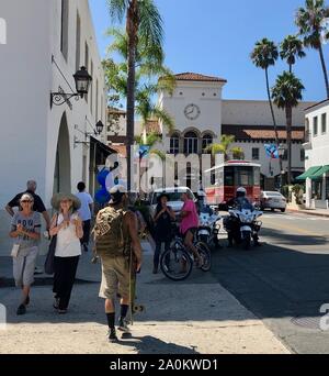 Santa Barbara, Kalifornien, USA. 20 Sep, 2019. Ein Mann mit einem Schild auf dem Rücken Pack, das liest Ã" müssen WeedÃ Spaziergänge durch die Polizei auf Motorrädern, während das globale Klima Streik bei De La Guerra Plaza in Santa Barbara. Credit: Amy Katz/ZUMA Draht/Alamy leben Nachrichten Stockfoto