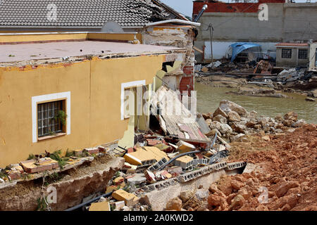 Süd-östlich Spanien, Sept. 2019. Dieses Haus steht am Ufer des Flusses Segura zertrümmert wurde, wenn der Fluss über die Ufer bei einem massiven Sturm Burst - "Gota Fria". Stockfoto