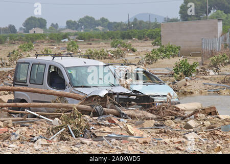 Süd-östlich Spanien, Sept. 2019. Diese beiden Autos gewaschen, in ein Feld ein und ruiniert, wenn der Fluss Segura seine Banken bei einem massiven Sturm Burst - "Gota Fria" Stockfoto