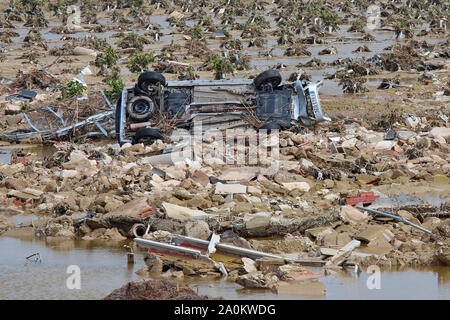 Süd-östlich Spanien, Sept. 2019. Hochwasser durchgeführt, dieses Auto in das Feld und schlug es auf, wenn der Fluss Segura seine Banken platzen während des Sturms. Stockfoto