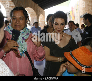 El cantante mexicano Juan Gabriel tambien conocido Como el ¨ Divo de Juarez ¨ fue Ein comprar artensanias en El Centro Fox ubicado en San Francisco del Rincón, Municipio de Leon Guanajuato. México acompañado de la ex Primera dama Marta Sahagún esposa De Vicente Fox Ex Presidente de Mexiko.*2* junior * 2012*.** Foto: © * Tirador * Tercero*/NortePhoto.com** Stockfoto