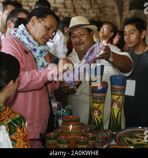 El cantante mexicano Juan Gabriel tambien conocido Como el ¨ Divo de Juarez ¨ fue Ein comprar artensanias en El Centro Fox ubicado en San Francisco del Rincón, Municipio de Leon Guanajuato. México acompañado de la ex Primera dama Marta Sahagún esposa De Vicente Fox Ex Presidente de Mexiko.*2* junior * 2012*.** Foto: © * Tirador * Tercero*/NortePhoto.com** Stockfoto