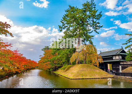 Hirosaki Schloss Park Herbst Laub Landschaft sehen. Schönen Landschaften von Cognac auf der Oberfläche spiegelt in sonniger Tag. Hirosaki Stadt Aomori Pref Stockfoto