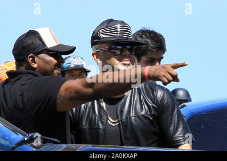 BOCA DEL RIO, VERACRUZ, MEXIKO., 24. Oktober 2012. - Die reggaetenores Wisin & Yandel ausschließlich während der Aufnahmen zu seinem neuen Video mit dem Titel "Te Deseo', auf dem Malecon in Puerto de Veracruz Mexiko 24. Oktober 2012 erfasst. Mit einem schweren Sicherheit, dass mindestens fünf Blocks in der Peripherie des Malecon, der duo Wisin & Yandel hielt ihre Musik Video, wo Hunderte von Fans, die versuchen, die Künstler zu sehen Aufnahmen enthalten. Foto.-MC (*Foto*: Tirador MC/NortePhoto) (* Foto*: Tirador MC/NortePhoto) Stockfoto