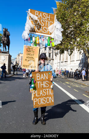 20. September 2019, London, UK - Mann mit Zeichen aufrufen Kunststoff auf das globale Klima Streik in Westminster zu verbieten. Stockfoto