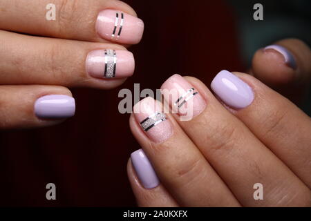 Glamouröse Maniküre der Nägel auf schöne weibliche Hände Stockfoto