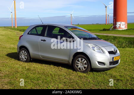 Almere, Niederlande - 20 September, 2019: Grau zwei Türen Toyota Yaris Hatchback durch die Seite der Straße geparkt. Stockfoto