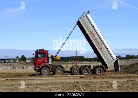 Almere Poort, Niederlande - 20 September 2019: Gebr. Quint Dump Truck auf einer Baustelle in der Stadt Almere. Stockfoto