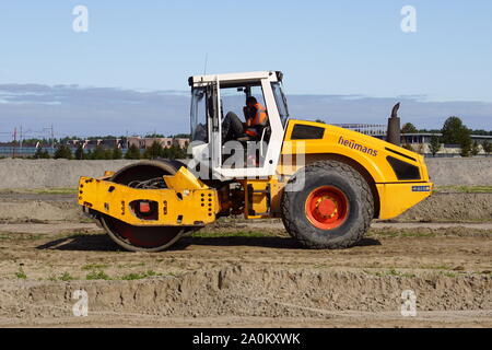 Almere, Niederlande - 20 September 2019: Vibrationswalze der niederländischen Bauunternehmens Heijmans auf einer Baustelle. Stockfoto