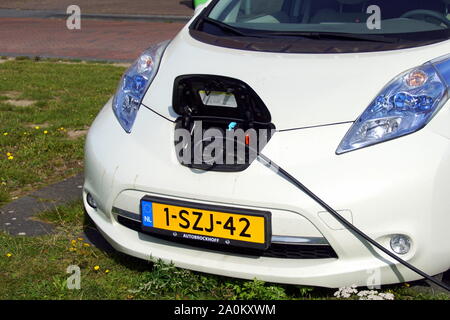 Almere, Niederlande - 20 September 2019: Weiße Nissan Leaf aufgeladen wird. Stockfoto