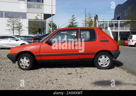 Almere, Niederlande - 20 September 2019: red Peugeot 205 auf einem öffentlichen Parkplatz geparkt. Niemand im Fahrzeug. Stockfoto