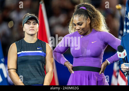 Bianca Andreescu von Kanada mit Serena Williams aus den USA nach Ihrem besiegen und gewinnen die Damen Finale der US Open Tennis 2019 Stockfoto