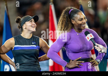 Bianca Andreescu von Kanada mit Serena Williams aus den USA nach Ihrem besiegen und gewinnen die Damen Finale der US Open Tennis 2019 Stockfoto