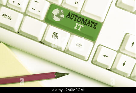Schreiben Hinweis angezeigt automatisieren. Business Konzept für Konvertieren Prozess oder einer Einrichtung mit automatischen Geräten betrieben werden. Weiß pc-Tastatur mit Hinweis pap Stockfoto
